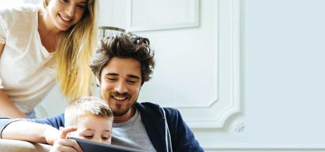 les parents qui surveillent les enfants qui jouent à des jeux vidéo